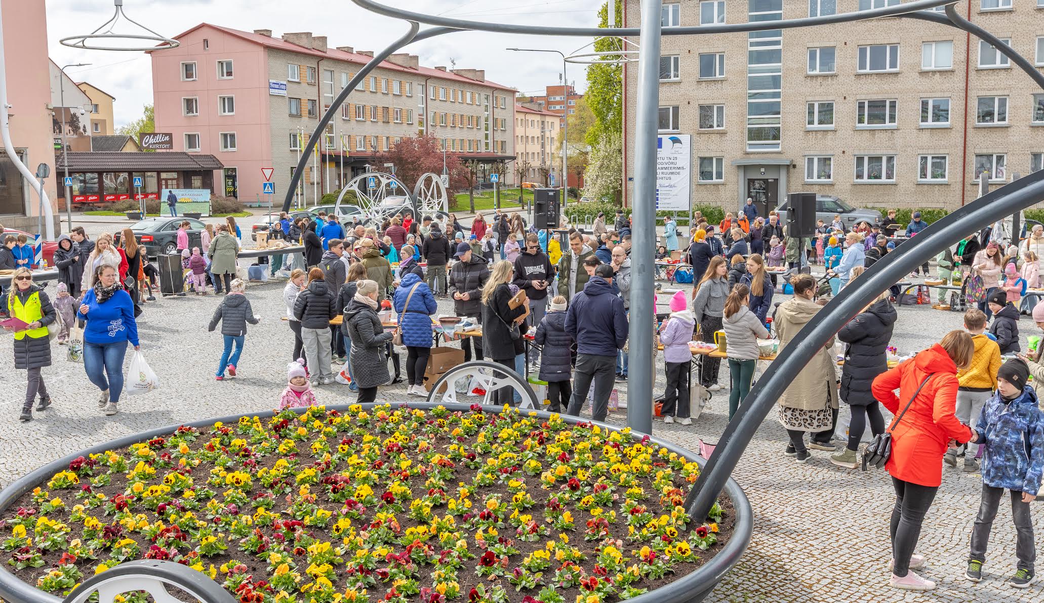 Kesklinna kooli kevadlaat kostitas küpsetiste, mängu ja mokalaadaga